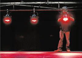 Un técnico de iluminación sobre un escenario.