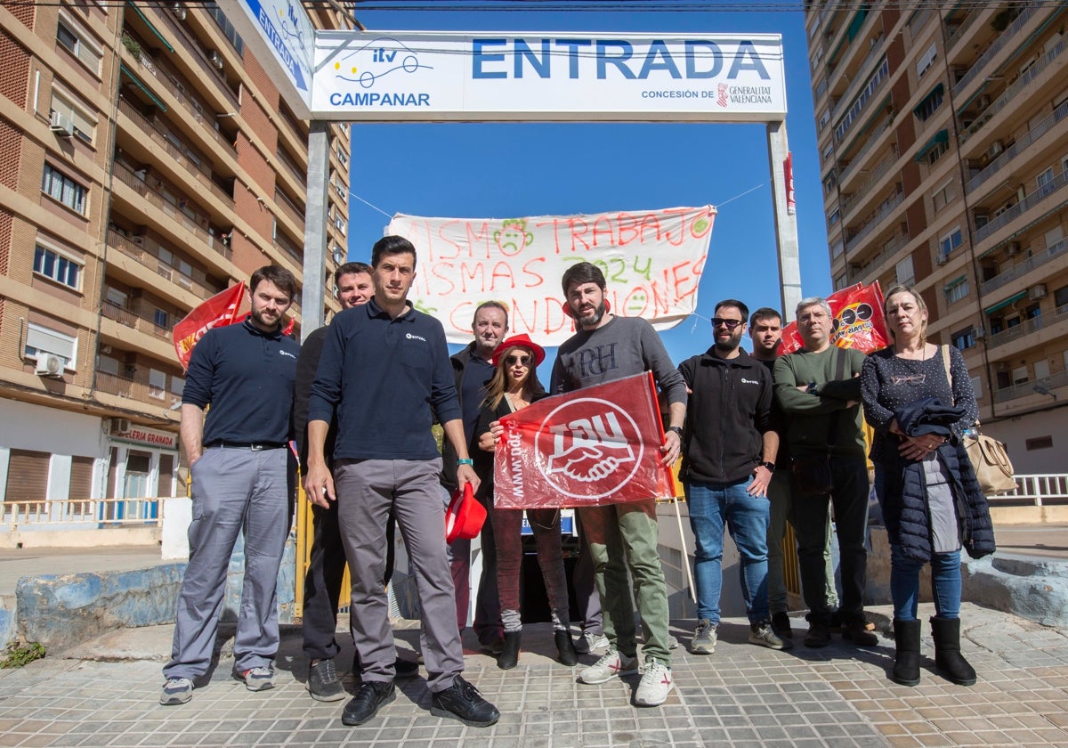 Un protesta en los accesos a la estación de la ITV de Campanar.