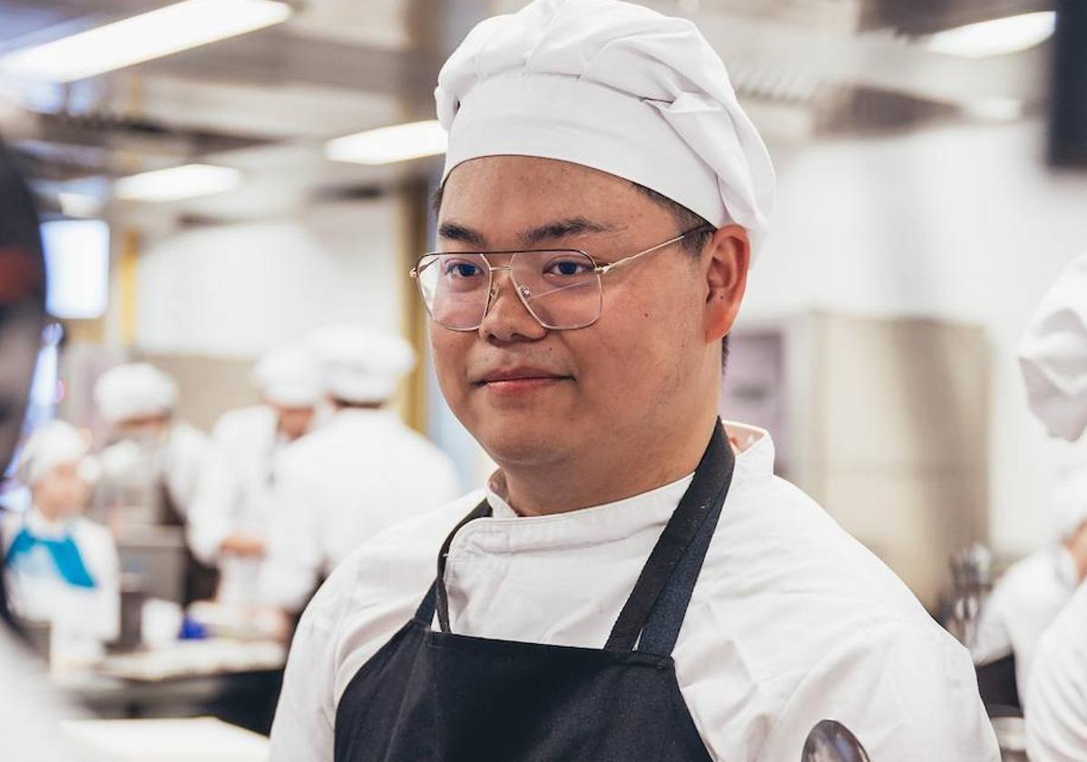 Andrés Tung, durante la preparación del plato que le ha hecho merecedor del primer premio del Reto Martiko.