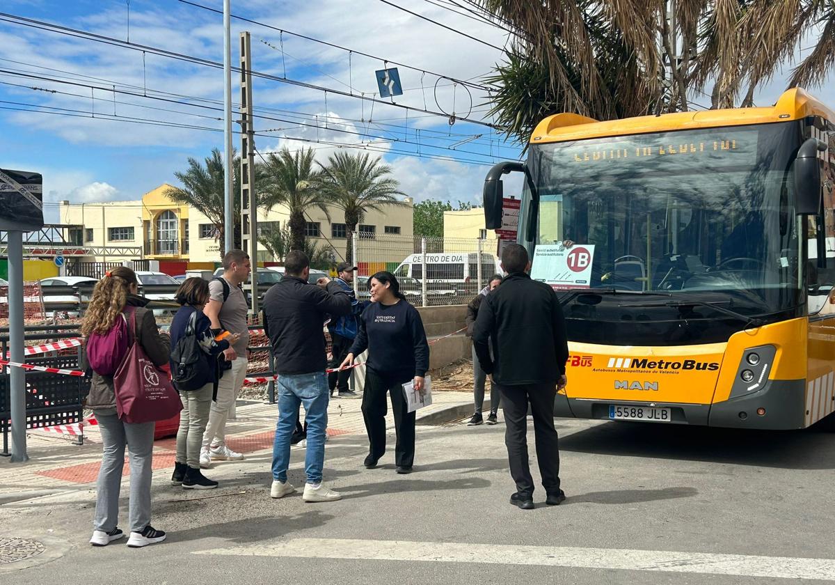 Linea 2 Metrovalencia Fuente del Jarro | «Llego más de una hora tarde al  trabajo por el corte de la Línea 2 del metro en Fuente del Jarro» | Las  Provincias