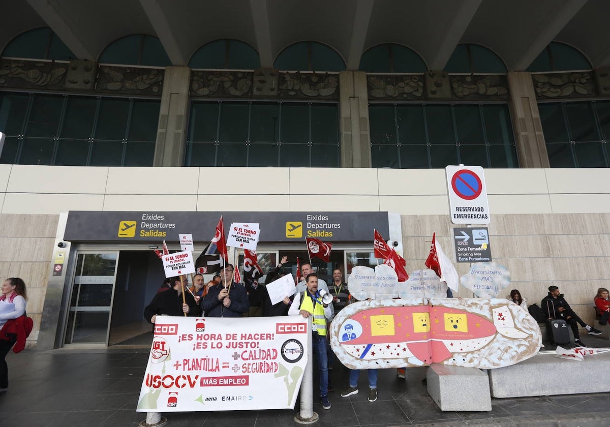 Concentración de los trabajadores en el aeropuerto de Manises.