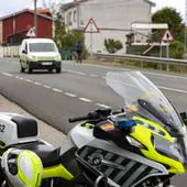 Un agente de la Guardia Civil junto a una moto en una imagen de archivo.