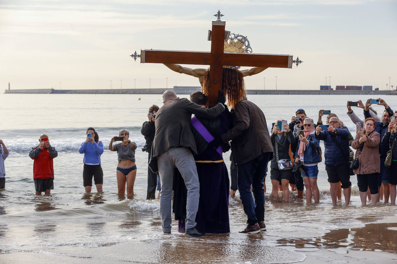 Encuentro de los Cristos y visita a la playa del Cabanyal, en imágenes