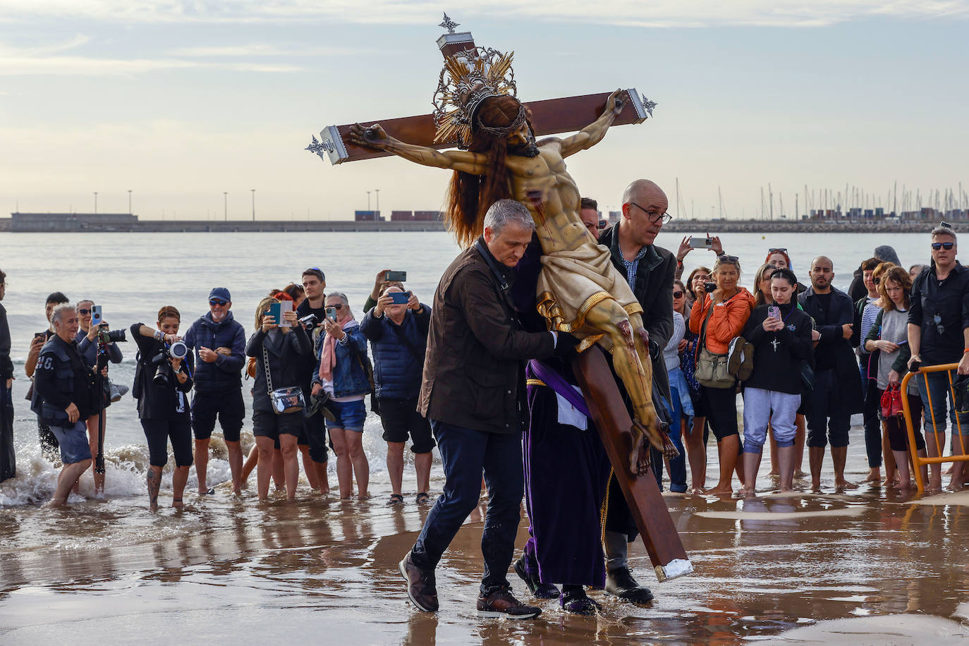 Encuentro de los Cristos y visita a la playa del Cabanyal, en imágenes