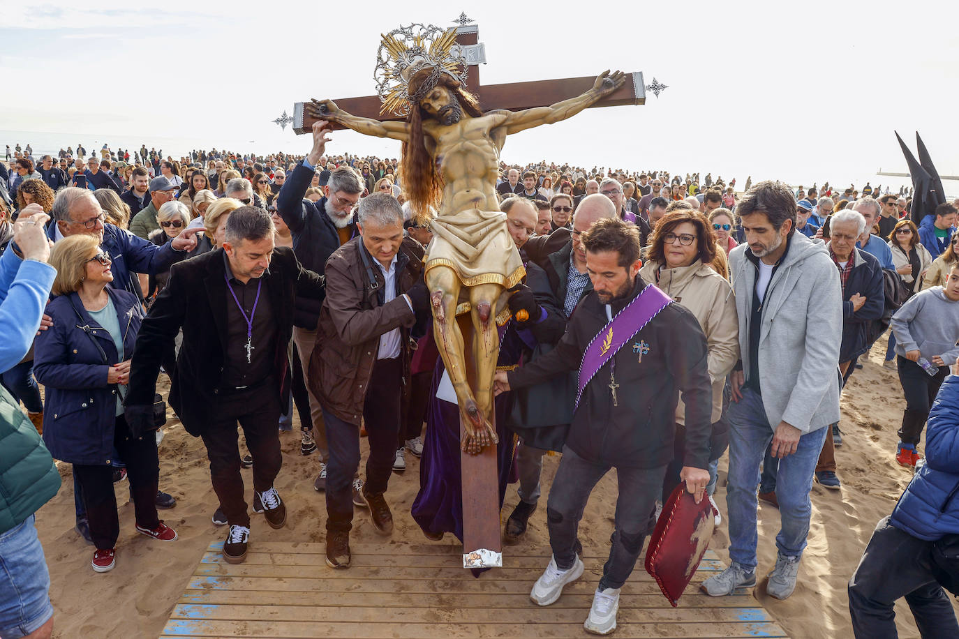 Encuentro de los Cristos y visita a la playa del Cabanyal, en imágenes