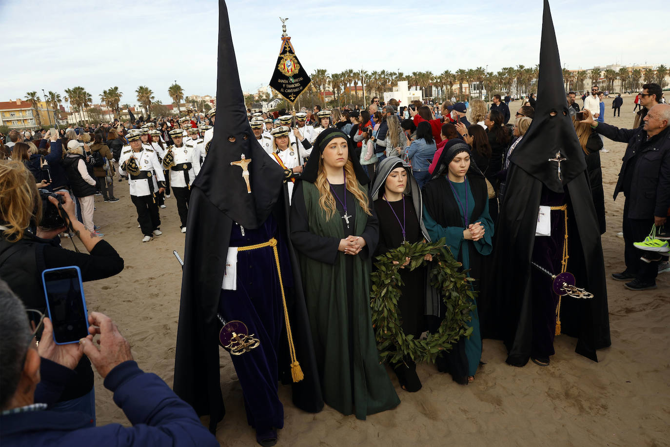 Encuentro de los Cristos y visita a la playa del Cabanyal, en imágenes