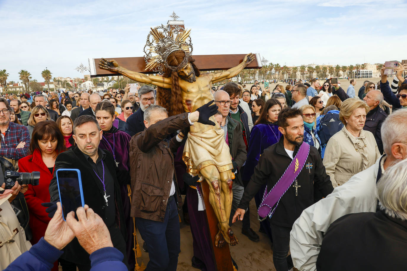 Encuentro de los Cristos y visita a la playa del Cabanyal, en imágenes