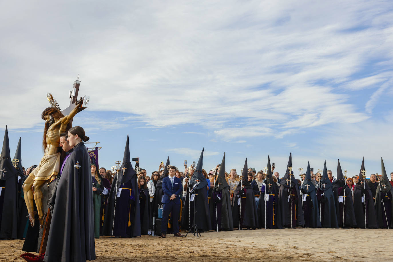 Encuentro de los Cristos y visita a la playa del Cabanyal, en imágenes