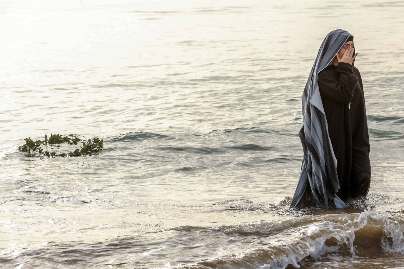 Encuentro de los Cristos y visita a la playa del Cabanyal, en imágenes