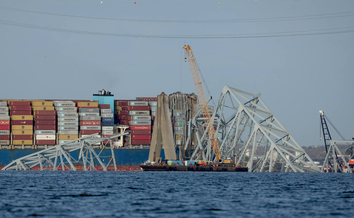 Una de las grúas más grandes del mundo retira los restos del puente colapsado en Baltimore