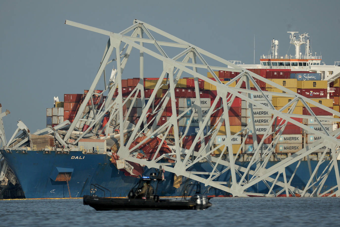 Una de las grúas más grandes del mundo retira los restos del puente colapsado en Baltimore