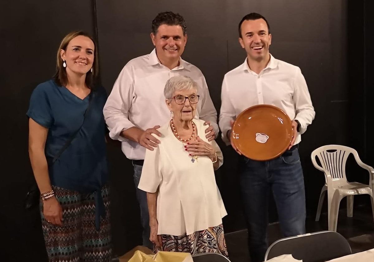 María Esteve Llácer, en un homenaje del PP con dirigentes del partido.