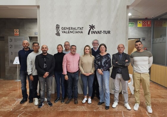 La consellera de Industria, junto a los representantes del comité de huelga tras la reunión de este jueves