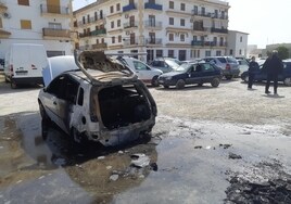 Estado en el que ha quedado el vehículos tras el incendio.