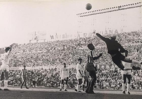Ricardo Zamora en un Atlético-Valencia disputado en el antiguo Metropolitano. El guardameta que jugó en el Mallorca antes de fichar por los de Mestalla fue expulsado en el primer encuentro liguero jugado entre los valencianistas y los baleares en la temporada 60-61.