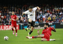 Hugo Duro superando a Samu Costa en el partido frente al Mallorca