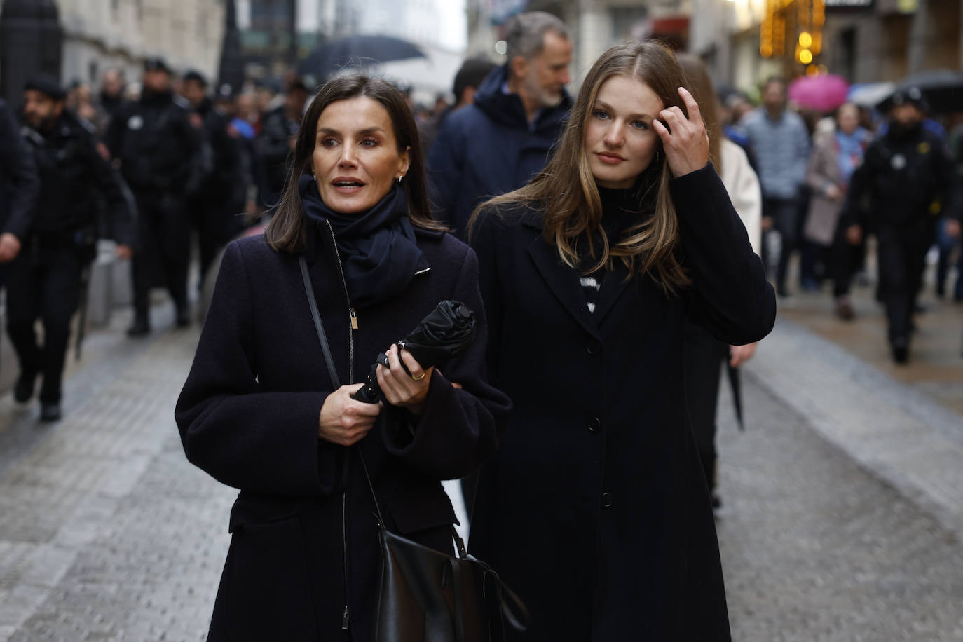 Felipe VI, Letizia, Leonor y Sofía aparecen en una procesión del centro de Madrid