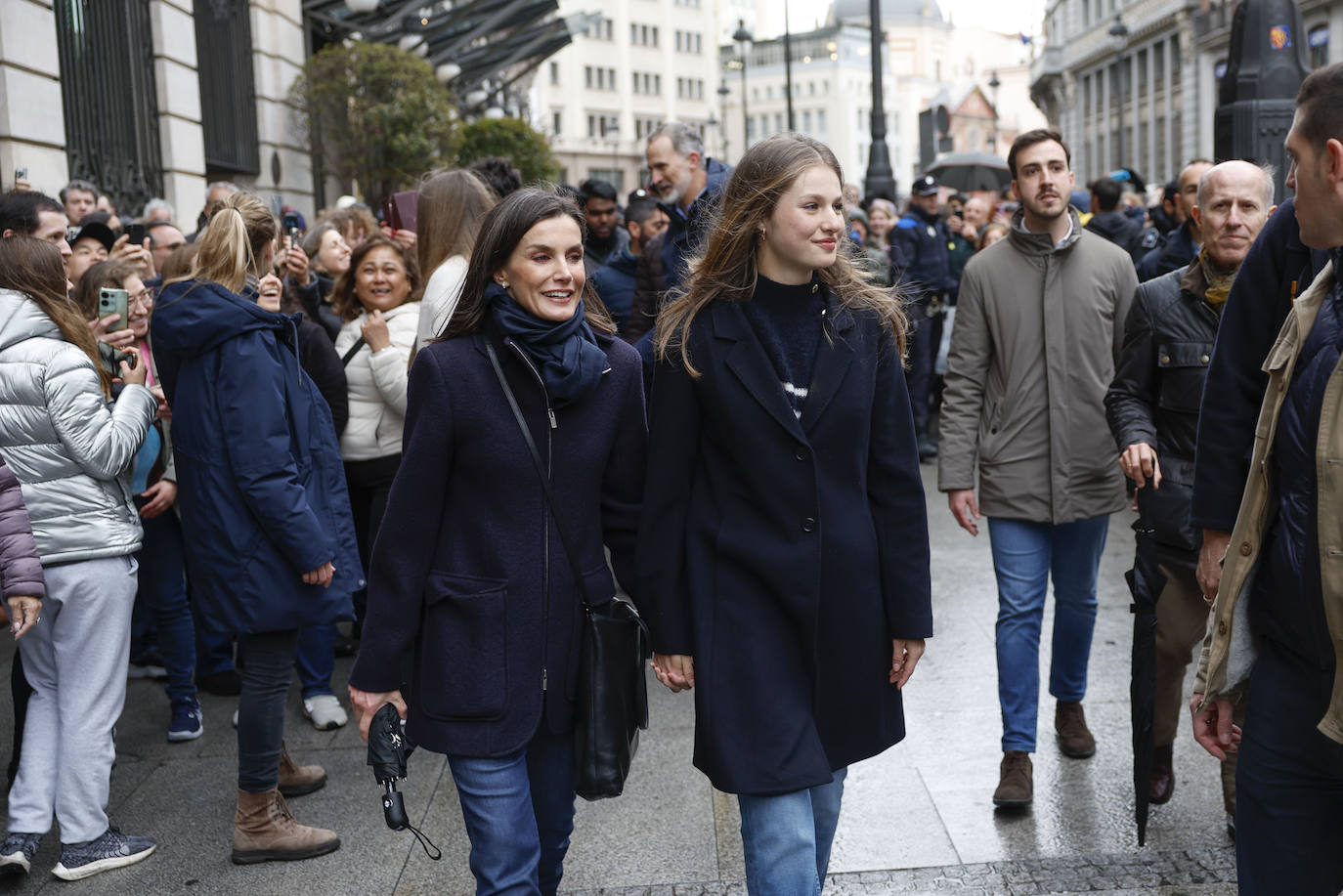 Felipe VI, Letizia, Leonor y Sofía aparecen en una procesión del centro de Madrid