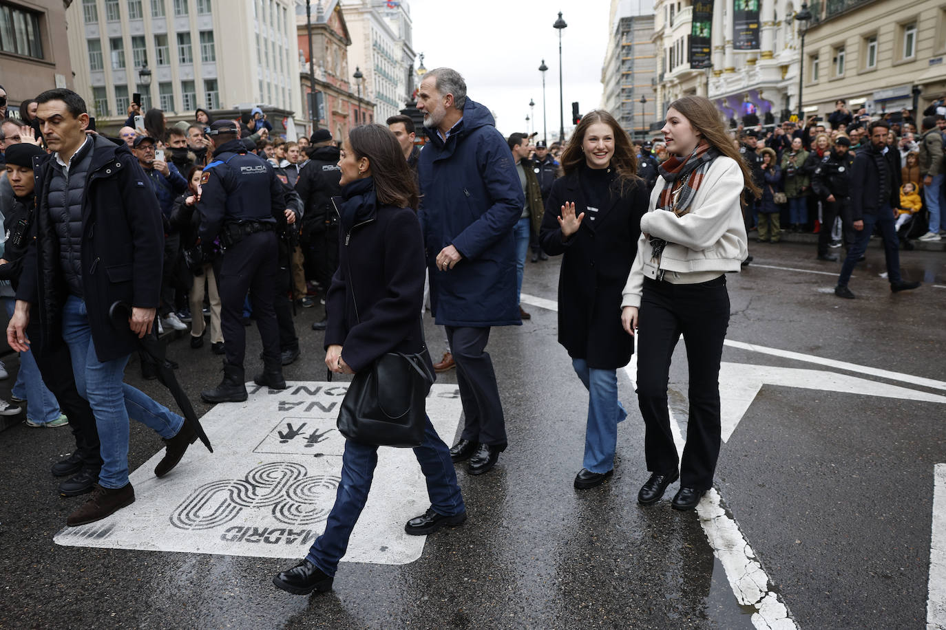 Felipe VI, Letizia, Leonor y Sofía aparecen en una procesión del centro de Madrid