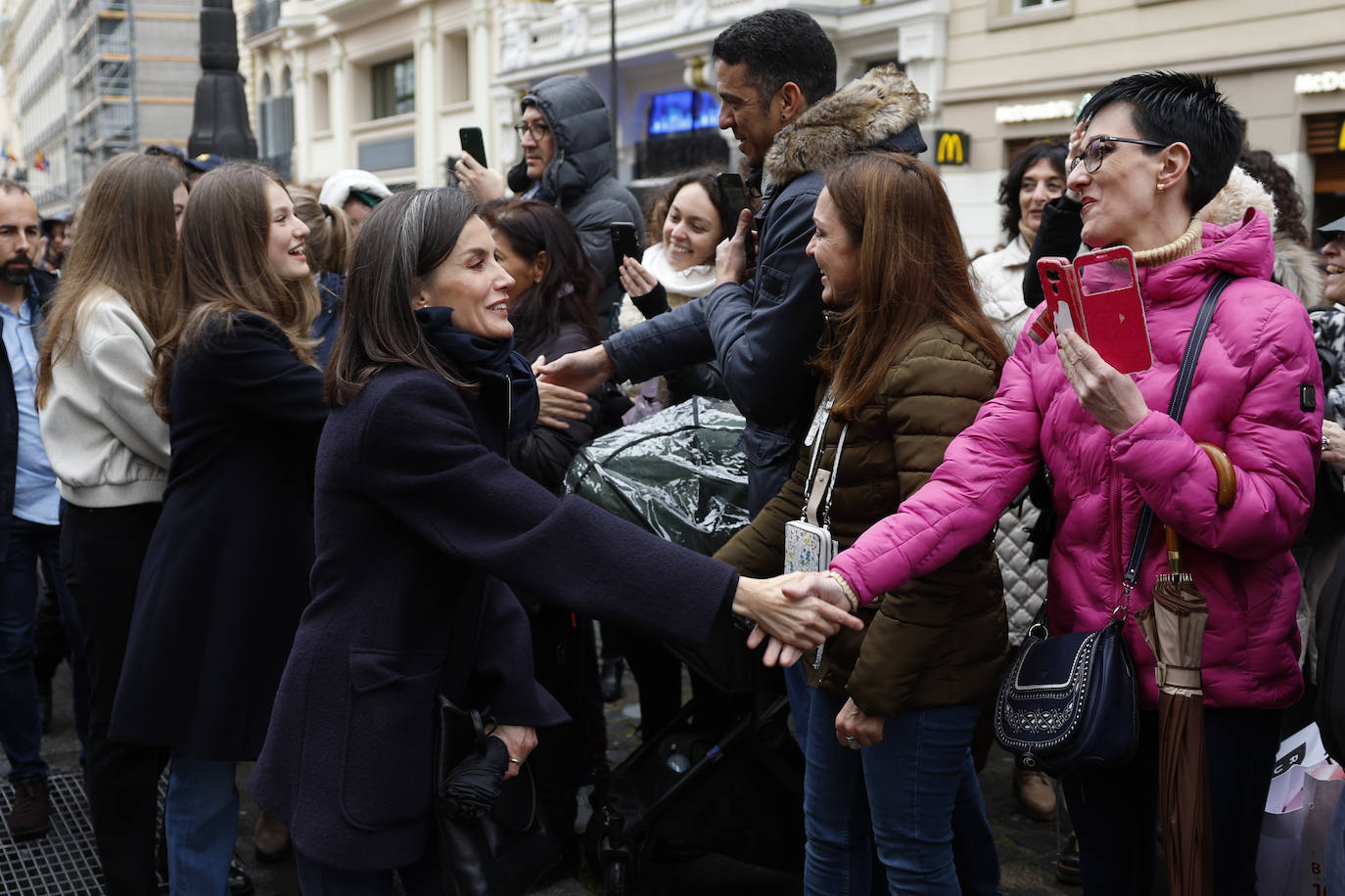 Felipe VI, Letizia, Leonor y Sofía aparecen en una procesión del centro de Madrid