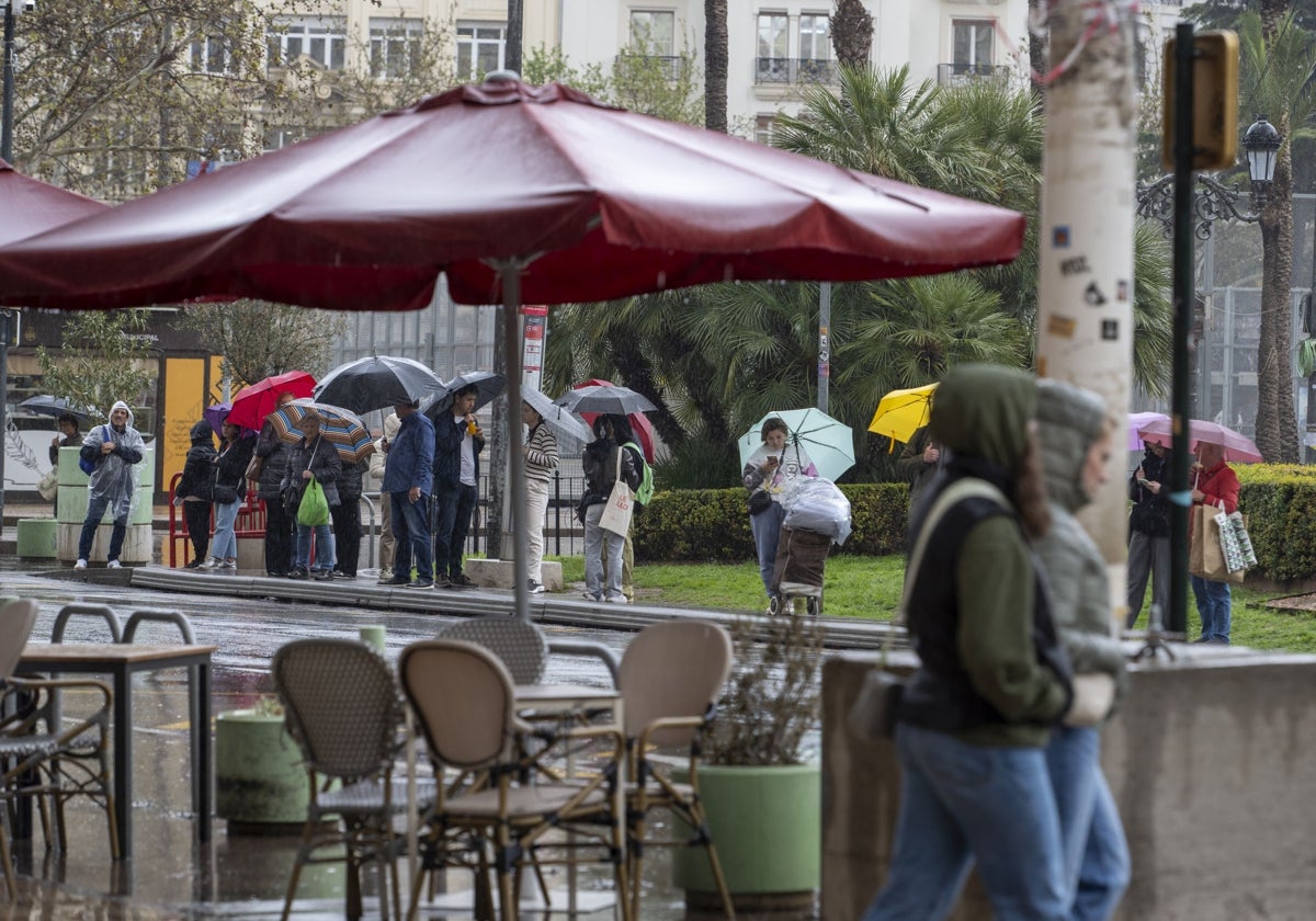 Las terrazas quedan vacías a causa de las lluvias.