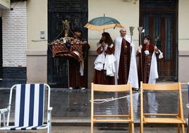a lluvia obliga a suspender la celebración del Desfile de Resurrección en Valencia