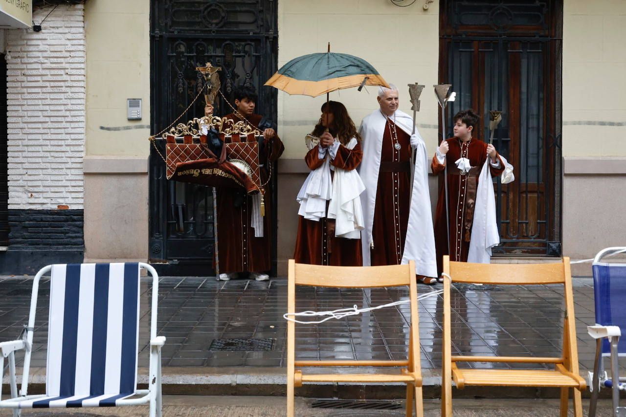 Suspendido el Desfile de Resurrección de la Semana Santa Marinera de Valencia por la lluvia, en imágenes