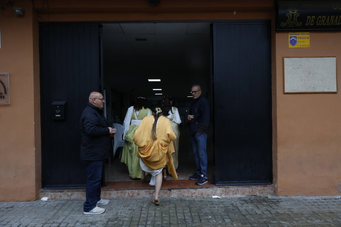 Suspendido el Desfile de Resurrección de la Semana Santa Marinera de Valencia por la lluvia, en imágenes