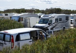 Más de 200 caravanas se adueñan del aparcamiento de la playa de El Saler