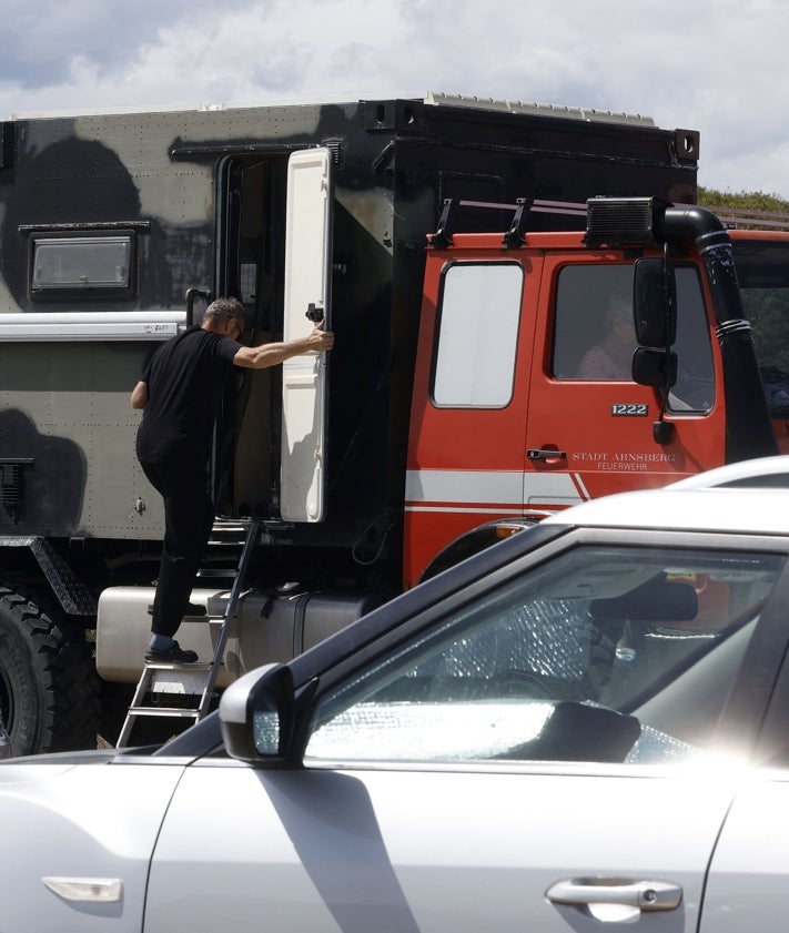 Imagen secundaria 2 - Cartel donde se indica la prohibición de acampar; picnic entre caravanas y gran camión en el parking de la playa de El Saler.