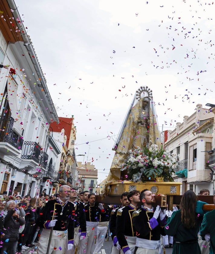 Imagen secundaria 2 - Santo encuentro de Cristo Resucitado y la dolorosa, en la calle Escalante.