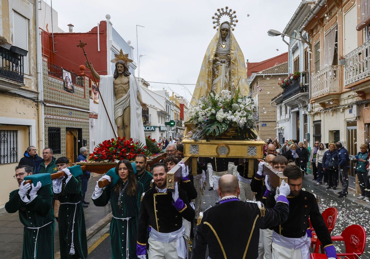 Imagen de Jesús con la Cruz y Cristo Resucitado y la Dolorosa, en el Cabanyal.