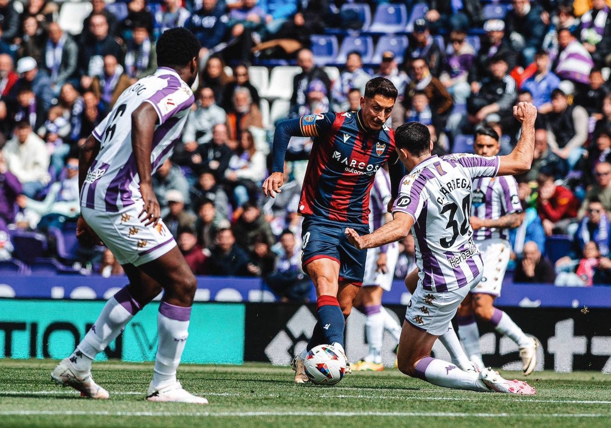 Pablo Martínez conduce el balón durante el partido contra el Valladolid.