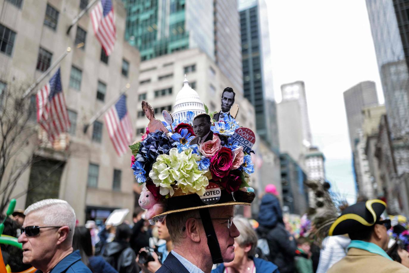 Nueva York celebra la Pascua con un desfile de llamativos sombreros