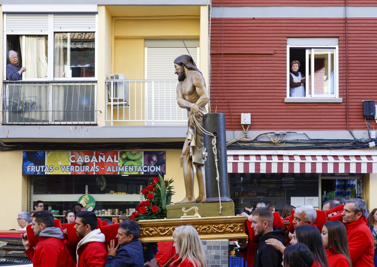 Imagen secundaria 1 - Procesión con Jesús en la Columna. 