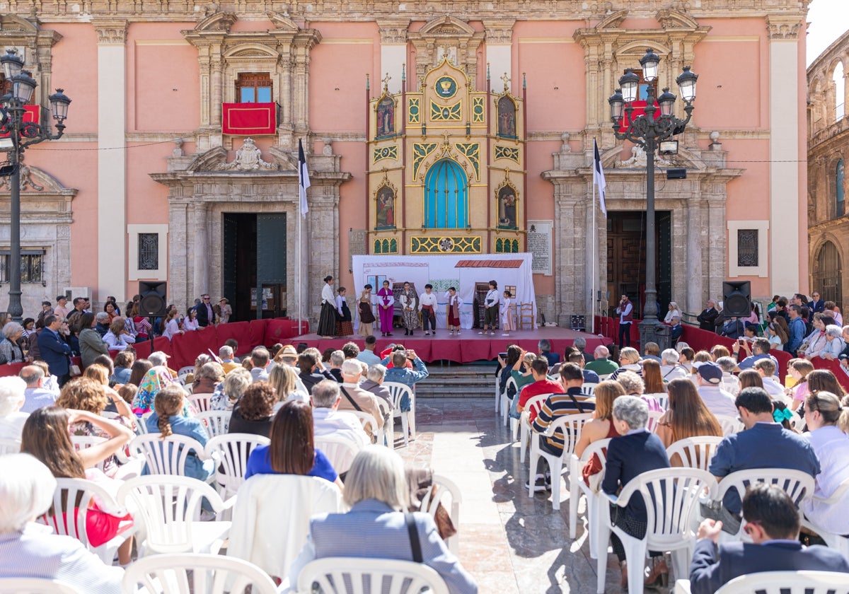 El altar ganador de 2023 de Riba-roja, en la plaza de la Virgen.