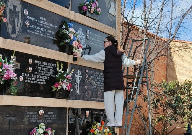 Yolanda Aliaga, depositando el ramo del Desfile de Resurrección suspendido, a familiares, en el cementerio del Cabanyal.