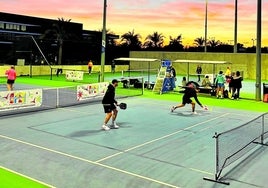 Jugadores entrenándose en pickleball.