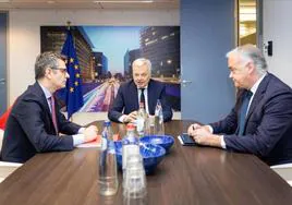 Bolaños y González Pons ante el responsable de Justicia de la UE, Didier Reynders.