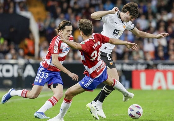 Javi Guerra intenta superar la defensa del Granada en el partido de la primera vuelta.