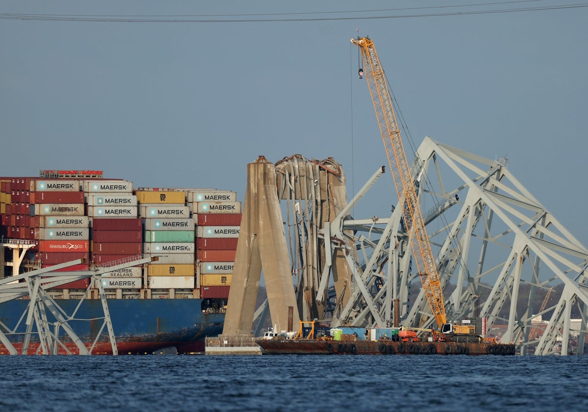 Imagen principal - Estado que presenta el derrumbado puente, junto al buque que chocó contra el pilar; en las fotos de abajo, los experimentos que acomete el equipo de ingenieros de la Politècnica.