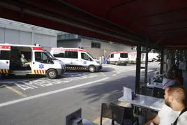 Una paciente espera ser trasladada en una ambulancia.