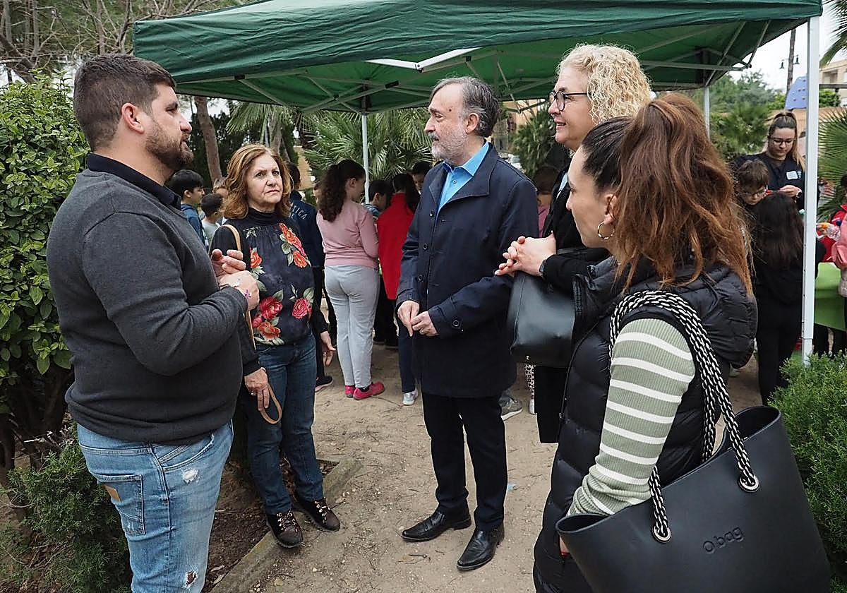 Responsables municipales en la feria.
