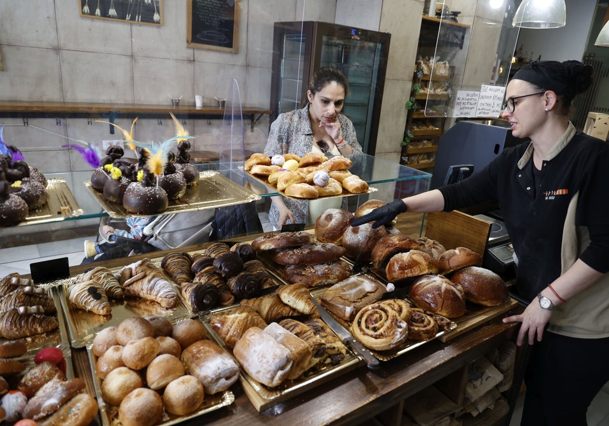 Atención a una clienta en una panadería de Valencia.