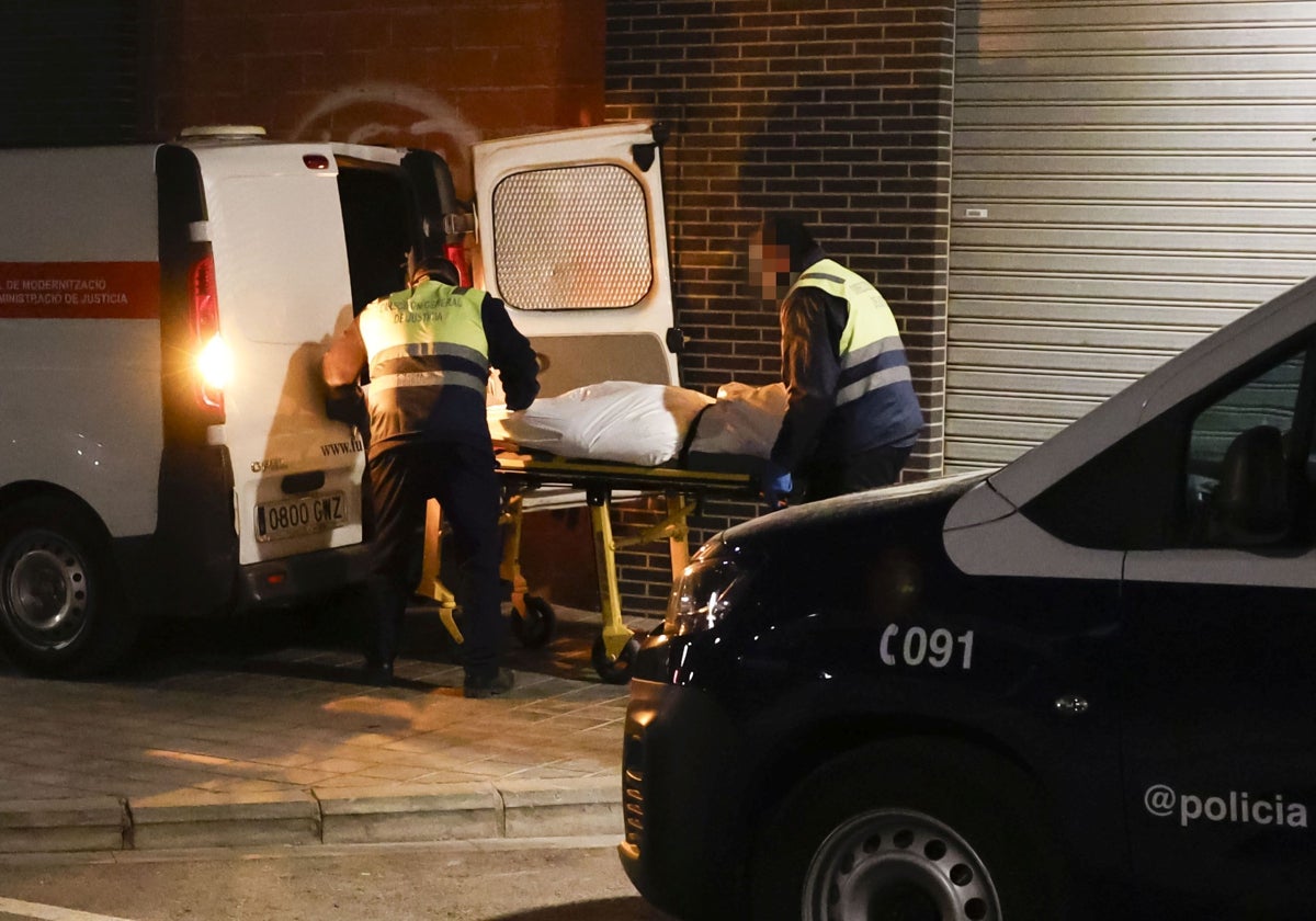 Recogida del cadáver tras un asesinato en la calle Brasil, en febrero.