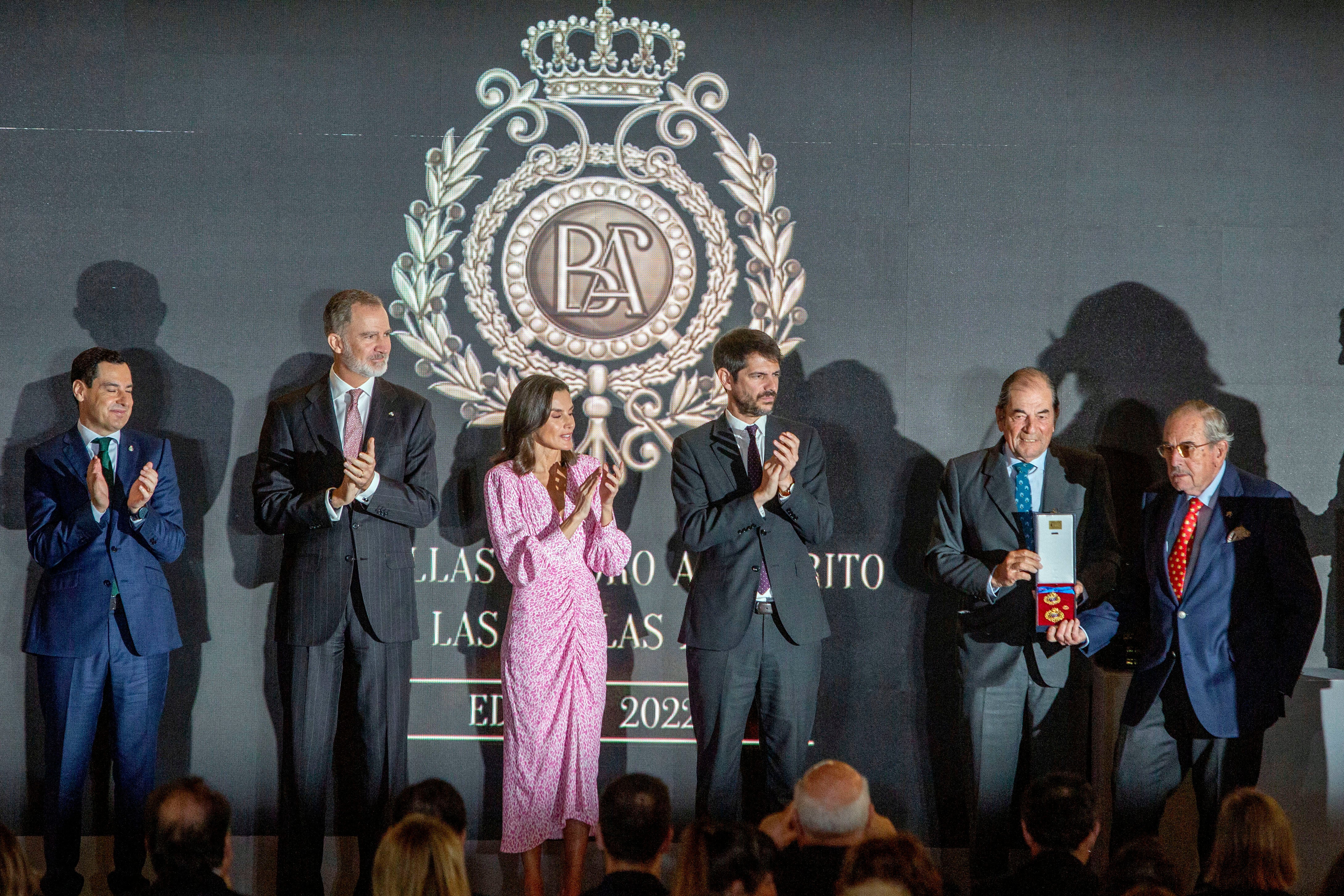 Letizia deslumbra con un vestido primaveral