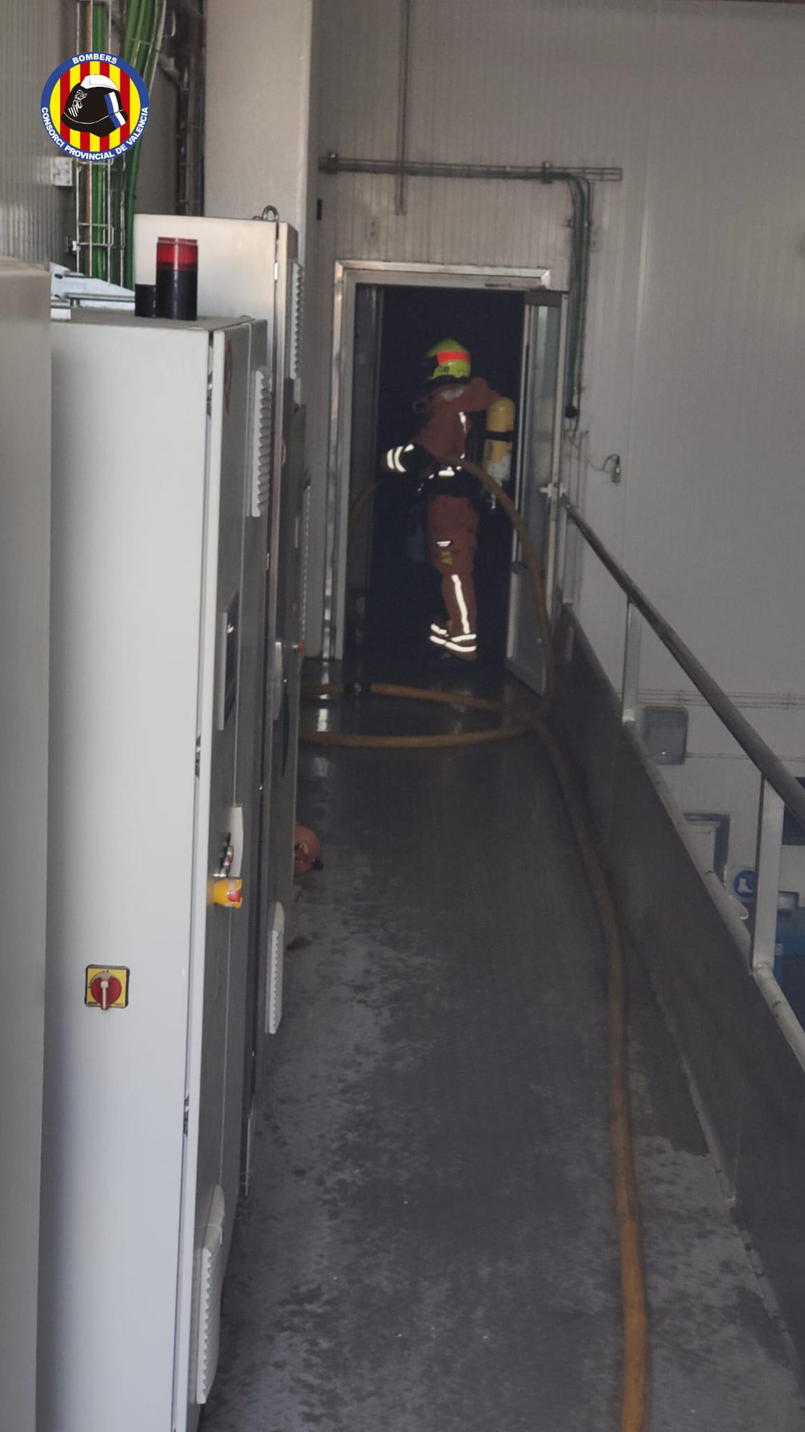 Imagen secundaria 2 - Trece trabajadores de Dulcesol en Gandia son atendidos por inhalación de humo a causa de un incendio