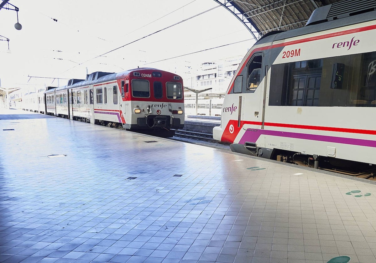 Dos trenes de Cercanías en la estación del Norte.