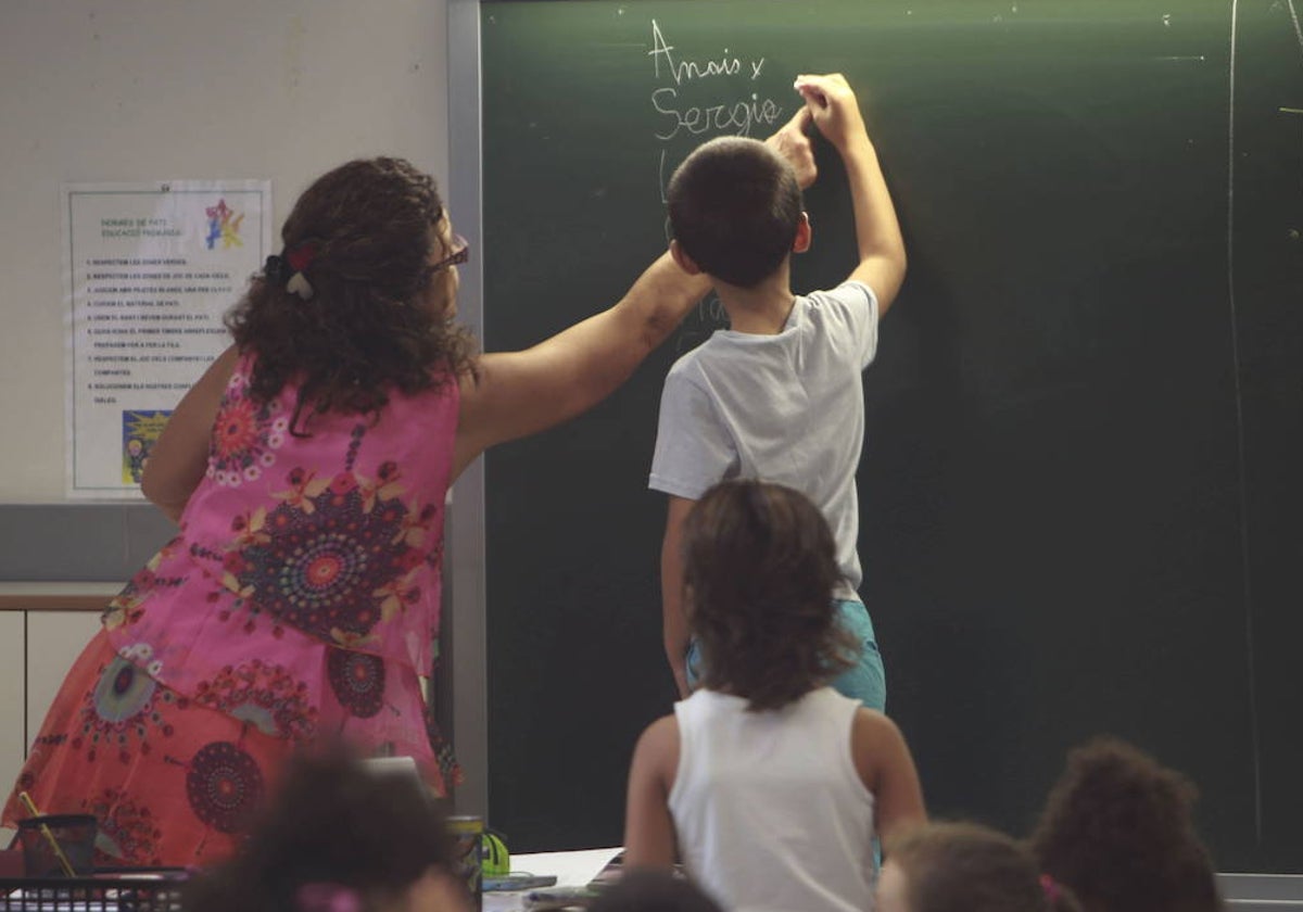 Una maestra instruye a su alumno, en una imagen de archivo.