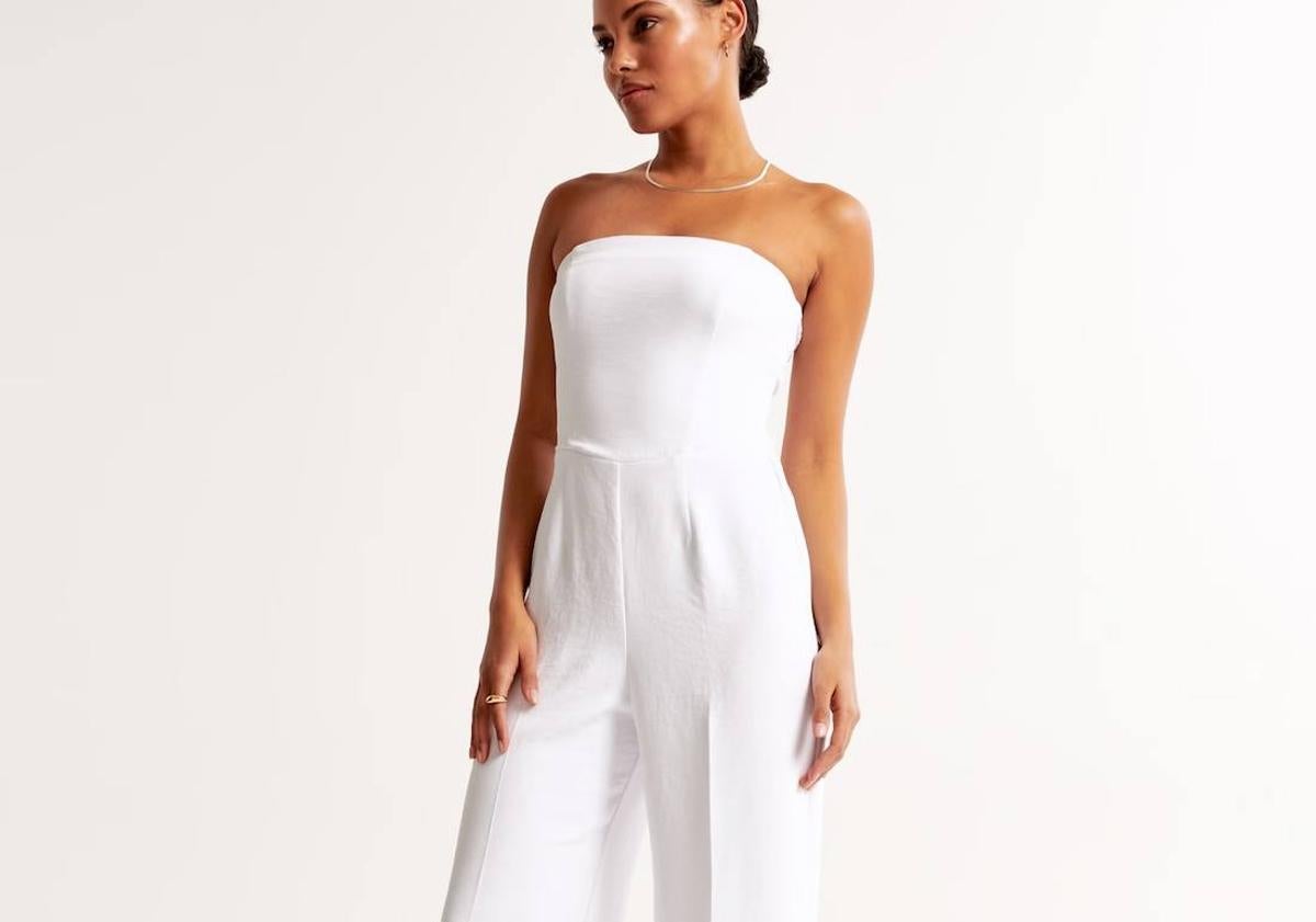 Imagen principal - Arriba, mono blanco de la colección de boda de Abercrombie. A la izquierda, vestido palabra de honor. A la derecha, vestido plisado cut-out de invitada.